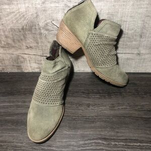 EARTH ORIGINS ANKLE BOOTIES - MOSS GREEN size 8M